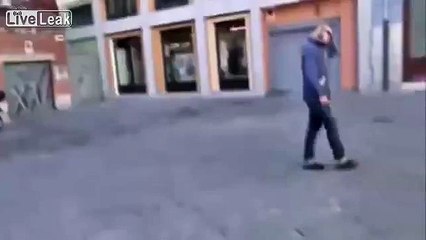 Guy demolishes a streetlight lol