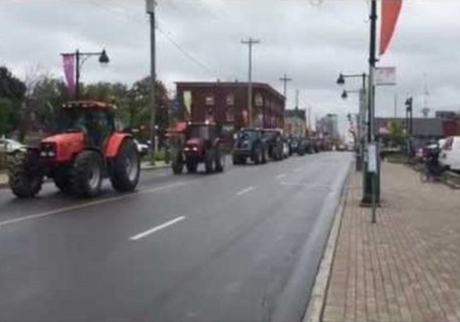 Tractors Block Ottawa Streets in Protest