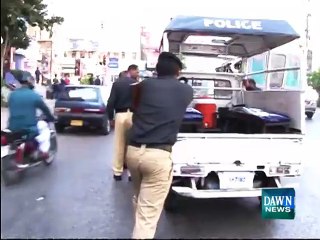 Karachi police van stops on road - Interesting video clip