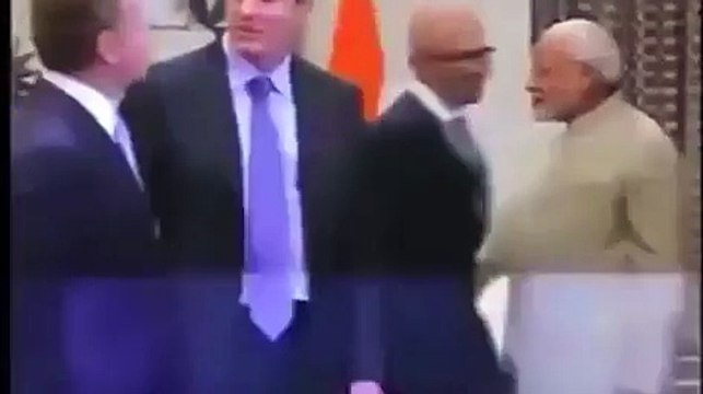 Satya Nadella wipes his hand after shaking hands with PM Modi MOST FUNNY - Video Dailymotion