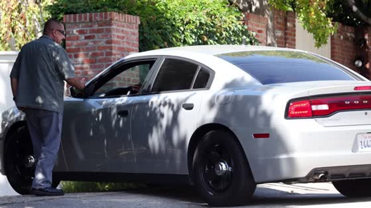 Carros policiales encubiertos llegaron a la casad de Jim Carrey luego que su ex se suicida
