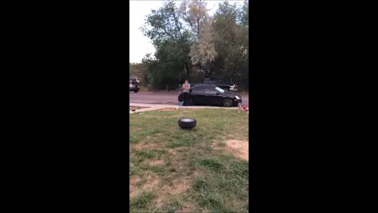 Des débiles propulsent une roue de voiture en faisant exploser un airbag et sa fini mal pour eux!!!