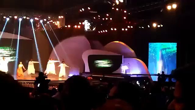 Urwa Hocane Falls on Stage while Performing @ Lux Style Awards 2015