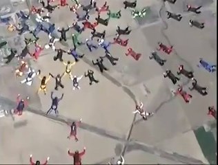 Le record du monde du nombre de parachutistes en chute libre battu aux Etats-Unis