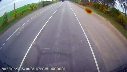 Une voiture double un camion par la droite.