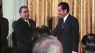 LiveLeak.com - Nixon and Brezhnev share non-verbal jokes