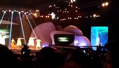 Urwa Hocane Falls on Stage while Performing @ Lux Style Awards 2015