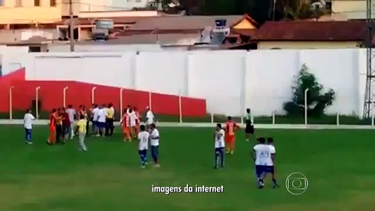 Un arbitre sort un  pistolet pour calmer le match...