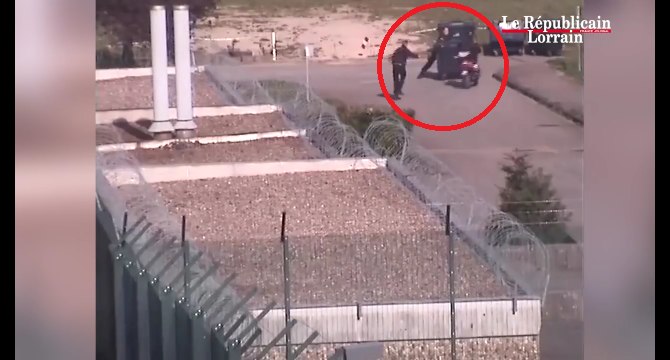 Les policiers les interpellent en leur jetant une poubelle dessus