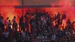 Les fans de Benfica lancent des fumigènes sur ceux de l'Atlético de Madrid
