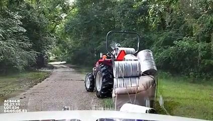 Un gars transporte des tonneaux posés sur un canapé traînés derriere son tracteur et s'etonne de se faire arreter par la police