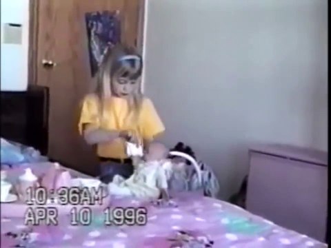 L'instinct maternel arrive très tot! Fillette hilarante