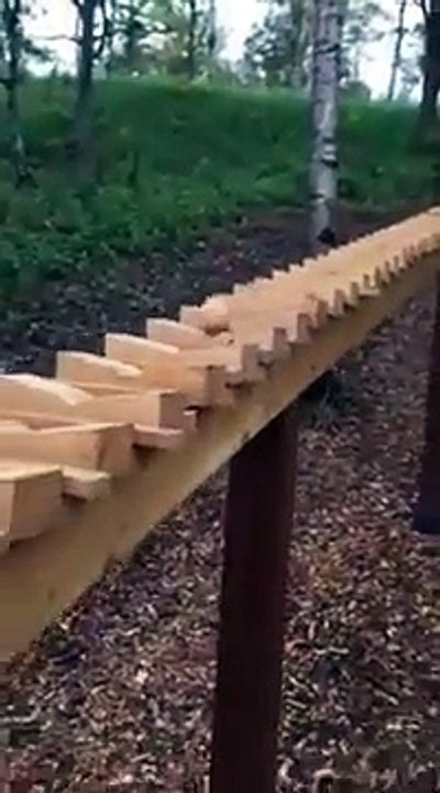 Xylophone géant fait de bois dans la foret d'Hokkaïdo au Japon... magique!