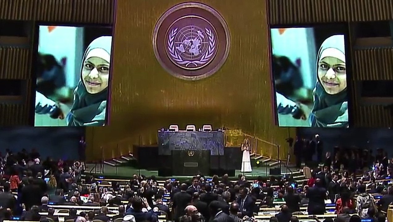 Shakira (UNICEF Goodwill Ambassador) performing Imagine (by John Lennon)