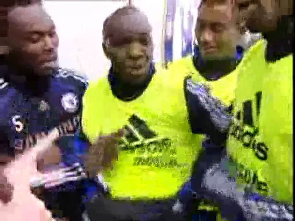 Lassana Diarra essaye de parler anglais et se fait chambrer par Drogba, Kalou, Essien et Geremi