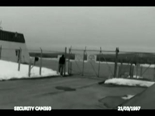 Régis Pisse Sur Un Grillage Electrique