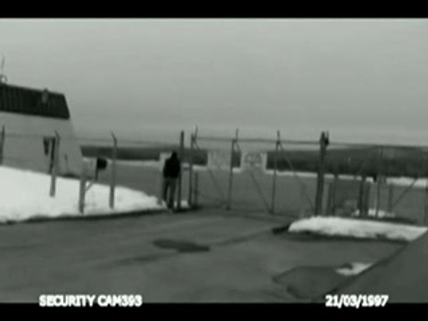 Régis Pisse Sur Un Grillage Electrique