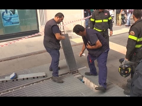Napoli - Incendio in Via Verdi, fiamme nel condotto di areazione della Metro 6 (30.09.15)