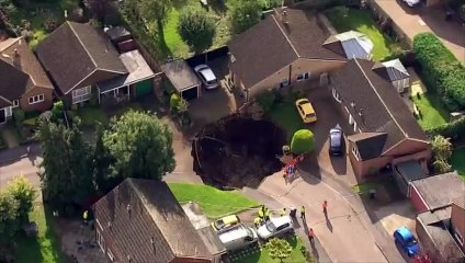 Un gouffre s’ouvre soudainement dans un quartier résidentiel