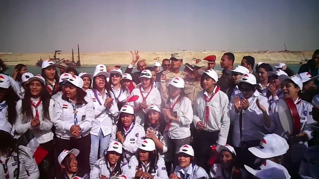 اللواء كامل الوزير المشرف على قناة السويس الجديدة مع وفد من الشباب مارس 2015