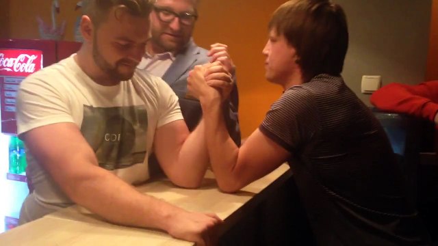 Il se fait casser l'humérus pendant un bras de fer