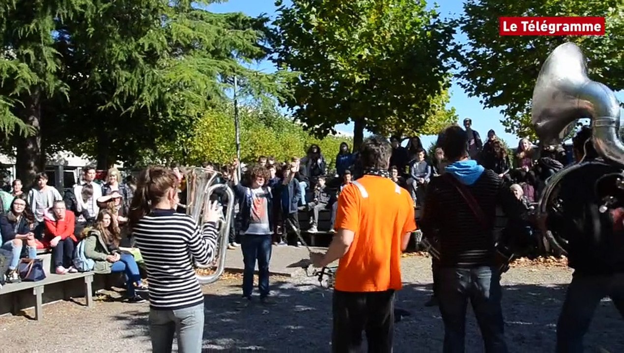 Lannion. Quand la fanfare fait son cirque au lycée