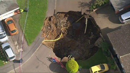Dangerous Hole Opened in the middle of the Road Automatically in UK