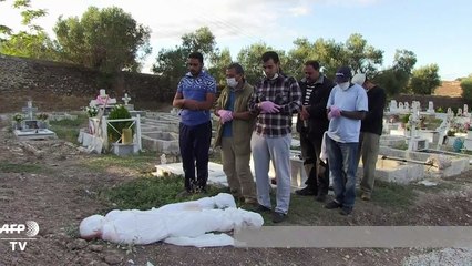 Migrants: les morts sans nom du cimetière de Mytilène, en Grèce