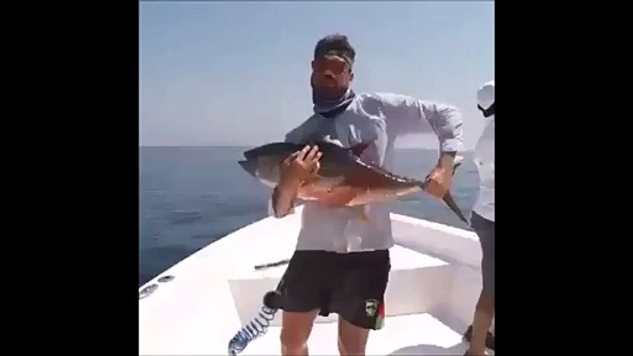 This fisherman has some problem to catch this tuna!!! Strong fish
