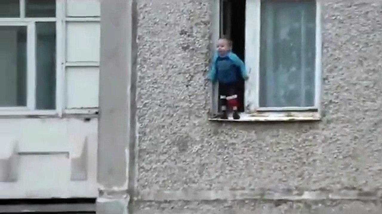 Un enfant joue à la fenêtre du 8ème étage d'un batiment : terrifiant!