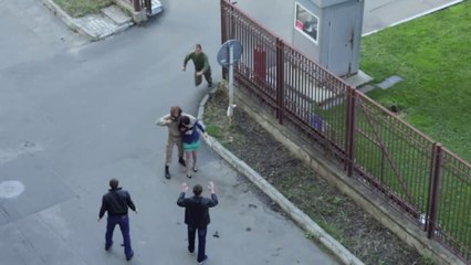 Un militaire russe désarme un acteur en plein tournage