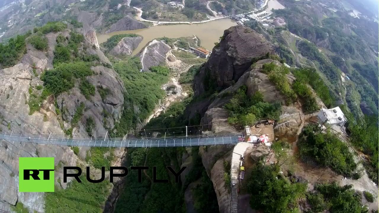 Chine : un drone filme le plus long pont de verre suspendu du monde