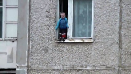 Il Filme un Enfant qui Joue à la Fenêtre du 8ème étage.