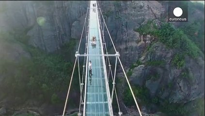 Запаморочливий міст із прозорим дном на висоті 200 м