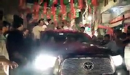 Lahories pelting flowers from their flats to welcome Imran khan