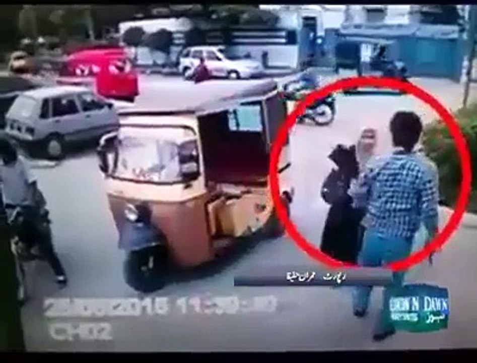 Robbers looted innocent girl in Karachi publicly