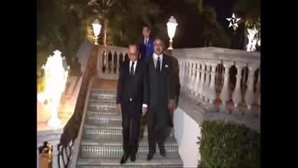 موقف طريف للرئيس الفرنسي...الملك يسحب كأس العصير بسرعة بعد أن حاول هولاند قرع الكؤوس