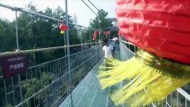 Balade vertigineuse sur un pont de verre à 180 mètres de haut