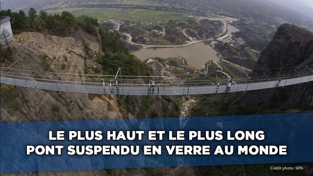 Un pont en verre à 180 m au-dessus du vide