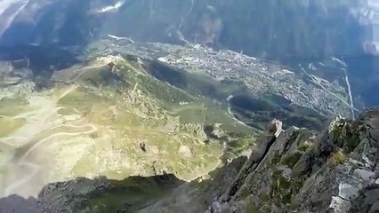 Un vol en wingsuit à quelques mètres de la roche