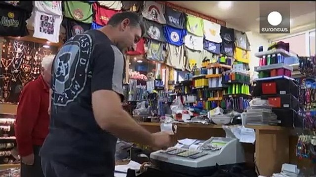 El Gobierno griego empieza a aplicar los primeros recortes exigidos por sus acreedores