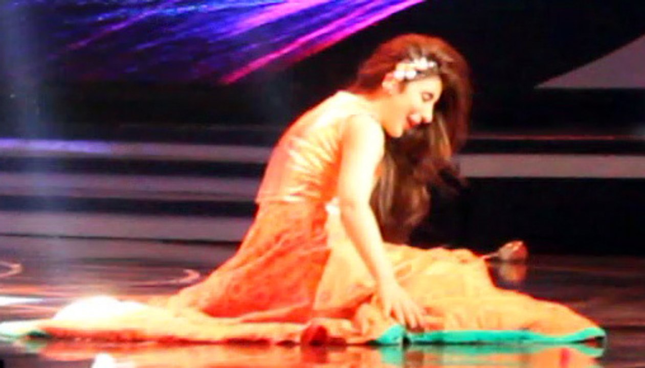 Urwa Hocane fall on stage while dancing at Lux Style Awards 2015 (EXCLUSIVE HD VIDEO)