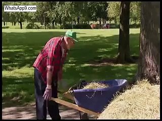 Kid Ke Pichwade Mein Pawada Ghusa Diya - Very Funny Prank(whatsapp9.com)