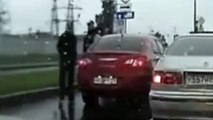 “Valentão” sai do carro para avançar em outro motorista, mas viu que foi um ERRO!