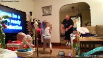 El Padre Bailarin Es Grabado Sin Saberlo Mientras Baila Con Sus Hijos Mucha Energia Emocion Y Buenos Pasos De Baile Octubre 2015