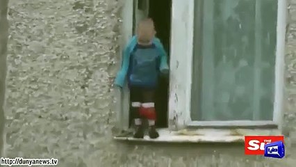 والدین کی لاپرواہی بچہ نویں منزل کی کھڑکی سے باہر نکل کر کھیلتا رہا