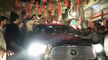 Lahories pelting flowers from their flats to welcome Imran khan