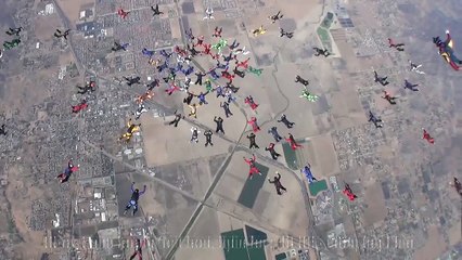 Quand 200 parachutes sautent en même temps pour faire une étoile dans le ciel