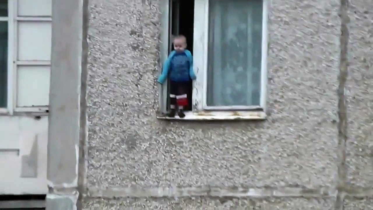 Un gamin russe s'amuse au bord de la fenetre du 8ème étage... Flippant