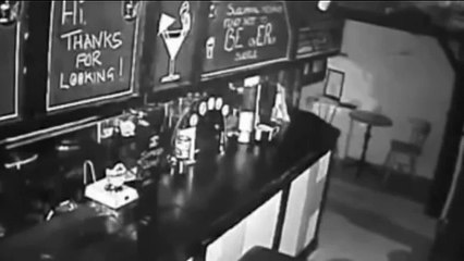 Un fantôme renverse des verres dans un bar